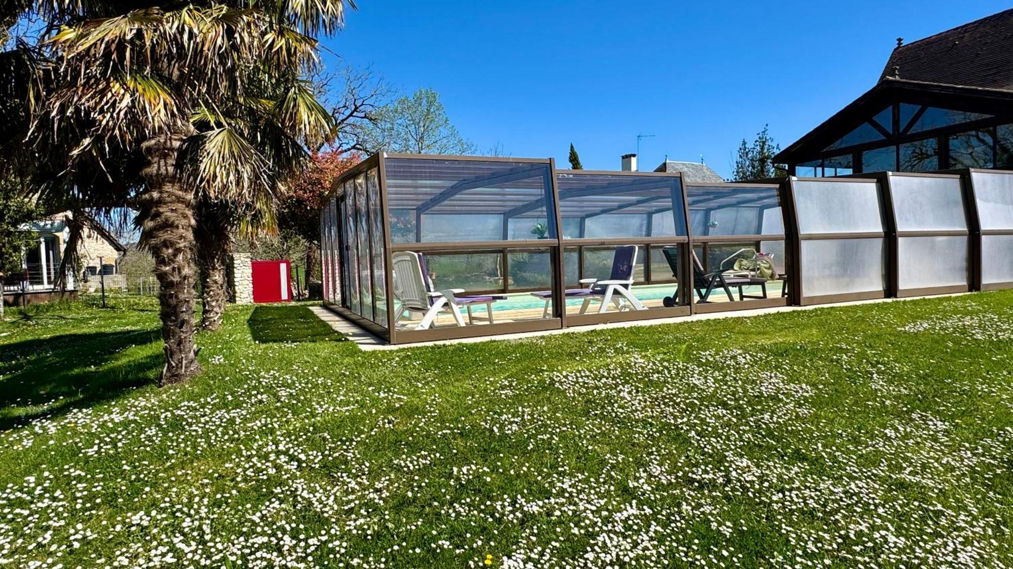 Maison De Charme Piscine Couverte Chauffee Mayrinhac-Lentour Bagian luar foto